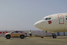 Ποιο αυτοκίνητο κατάφερε να ρυμουλκήσει ένα αεροπλάνο 48 τόνων (video)