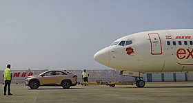 Ποιο αυτοκίνητο κατάφερε να ρυμουλκήσει ένα αεροπλάνο 48 τόνων (video)