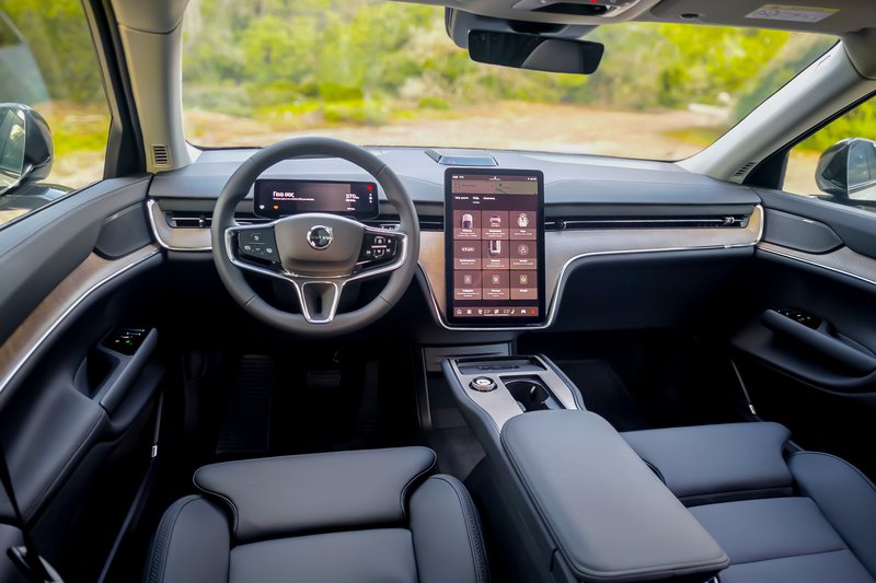 Το εσωτερικό έχει λιτή σχεδίαση και ελάχιστους φυσικούς διακόπτες. Οι περισσότερες ρυθμίσεις γίνονται από την κεντρική οθόνη, ακόμη και για τη θέση των εξωτερικών καθρεπτών με την ομολογουμένως μέτρια ορατότητα προς τα πίσω λόγω μικρού μεγέθους προς όφελος τους αεροδυναμικού συντελεστή. Πάντως η υλοποίηση είναι κορυφαία παρά την ύπαρξη βιώσιμων υλικών και η απτή ποιότητα κατασκευής δεν διαφέρει σε σχέση με την αίσθηση που προσφέρουν τα... γνήσια.