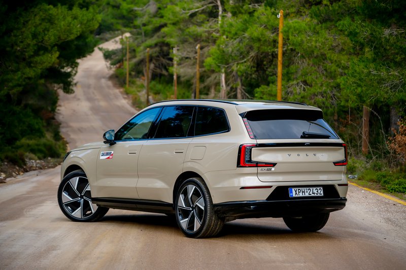 Το EX90 ενσωματώνει, εκτός του  ενός αισθητήρα LiDAR στην οροφή, 5 ραντάρ, 8 κάμερες, 16 αισθητήρες υπερήχων και συνολικά 35 συστήματα ADAS!  