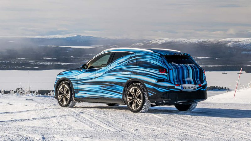 Καμουφλαρισμένο πρωτότυπο της νέας Mercedes-Benz GLC με τεχνολογία EQ Καμουφλαρισμένο πρωτότυπο της νέας Mercedes-Benz GLC με τεχνολογία EQ