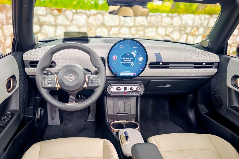 Τα MINI Experience Modes (Green, Core, Go Cart κ.α.) προσφέρουν τη δυνατότητα διαμόρφωσης της καμπίνας των επιβατών σε διάφορα μοτίβα φωτισμού, ήχων και σχεδίων, αλλά και την παραμετροποίηση του MINI Cooper Cabrio ως προς την οδηγική του απόκριση. Για πιο σπορτίφ καταστάσεις, για παράδειγμα, η επιλογή είναι η… Go Cart. Τα MINI Experience Modes (Green, Core, Go Cart κ.α.) προσφέρουν τη δυνατότητα διαμόρφωσης της καμπίνας των επιβατών σε διάφορα μοτίβα φωτισμού, ήχων και σχεδίων, αλλά και την παραμετροποίηση του MINI Cooper Cabrio ως προς την οδηγική του απόκριση. Για πιο σπορτίφ καταστάσεις, για παράδειγμα, η επιλογή είναι η… Go Cart.