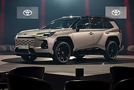 Toyota RAV4: Στην Ελλάδα η έκτη γενιά του δημοφιλούς SUV (τιμές-εκδόσεις)