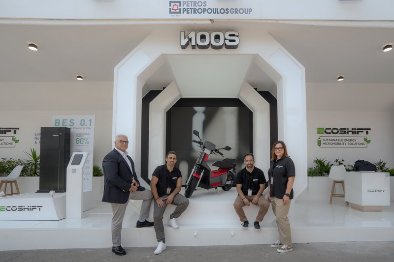 Από αριστερά: Εκτελεστικός Προέδρος του Ομίλου Πέτρος Πετρόπουλος, κ. Μιχάλης Η. Οικονομάκης, Δρ. Ηλίας Νασιόπουλος, Βusiness Unit Manager, κ. Λευτέρης Κόζα, Operations Manager και κα. Νατάσα Λιόση, Commercialization Manager (@Facabook/ECOSHIFT)