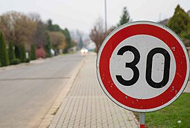 Προσοχή! Σε ισχύ το όριο των 30 km/h στις πόλεις - Ποιοι δρόμοι εξαιρούνται