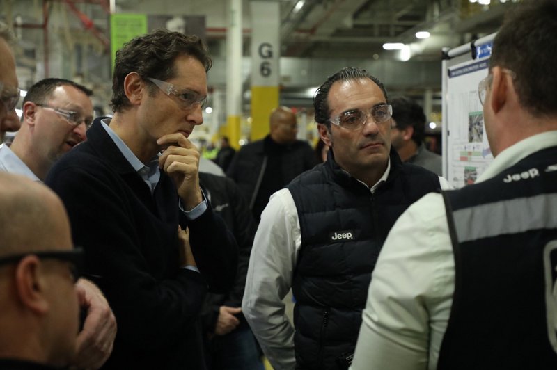 Από αριστερά προς δεξιά: Ο πρόεδρος της Stellantis, John Elkann, με τον νέο CEO του ομίλου, Antonio Filosa Από αριστερά προς δεξιά: Ο πρόεδρος της Stellantis, John Elkann, με τον νέο CEO του ομίλου, Antonio Filosa