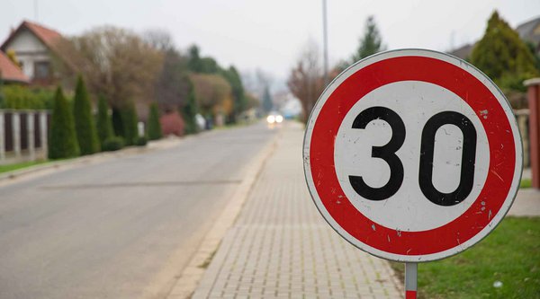 Προσοχή! Σε ισχύ το όριο των 30 km/h στις πόλεις - Ποιοι δρόμοι εξαιρούνται