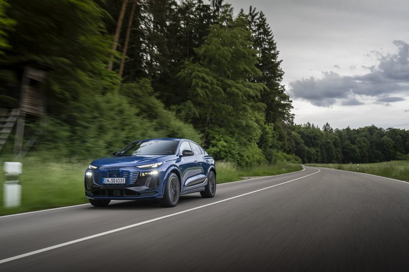 Με την έκδοση Sportback, η Audi στοχεύει να ανταποκριθεί στη διαρκώς αυξανόμενη ζήτηση για SUV με coupe σχεδίαση και πιο σπορ χαρακτήρα — μια τάση που σήμερα καλύπτει περίπου το 20% της αγοράς παγκοσμίως, με την Ευρώπη να ακολουθεί ανοδική πορεία. Στη φωτογραφία, το SQ6 Sportback e-tron ξεχωρίζει με τον δυναμισμό και τις κορυφαίες επιδόσεις του. Με την έκδοση Sportback, η Audi στοχεύει να ανταποκριθεί στη διαρκώς αυξανόμενη ζήτηση για SUV με coupe σχεδίαση και πιο σπορ χαρακτήρα — μια τάση που σήμερα καλύπτει περίπου το 20% της αγοράς παγκοσμίως, με την Ευρώπη να ακολουθεί ανοδική πορεία. Στη φωτογραφία, το SQ6 Sportback e-tron ξεχωρίζει με τον δυναμισμό και τις κορυφαίες επιδόσεις του.