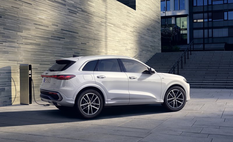 Audi Q5 SUV e-hybrid quattro Audi Q5 SUV e-hybrid quattro