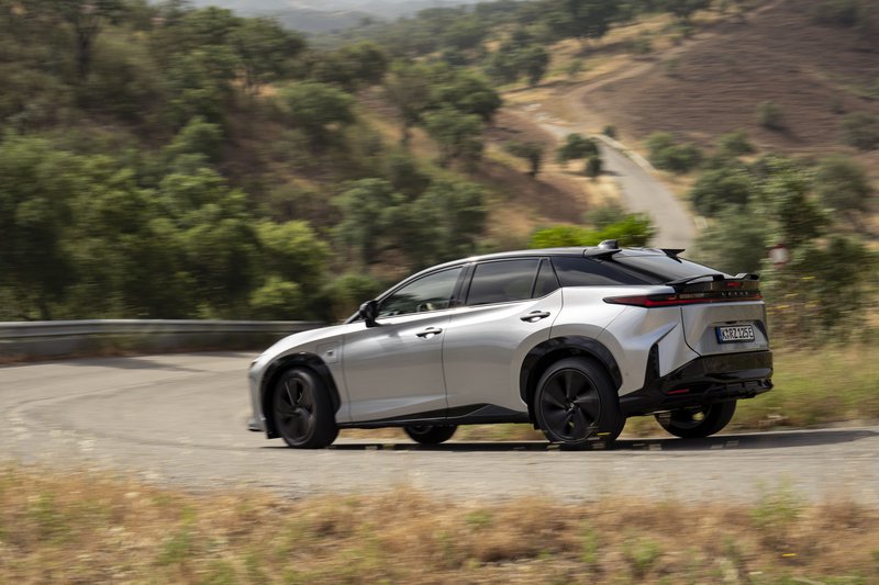 Στην κορυφαία έκδοση F Sport, η ποιότητα κύλισης, η ουδέτερη συμπεριφορά και η καλά ρυθμισμένη ανάρτηση ικανοποιούν την οδηγική λίμπιντο χωρίς να θυσιάζεται την άνεση. Στην κορυφαία έκδοση F Sport, η ποιότητα κύλισης, η ουδέτερη συμπεριφορά και η καλά ρυθμισμένη ανάρτηση ικανοποιούν την οδηγική λίμπιντο χωρίς να θυσιάζεται την άνεση.