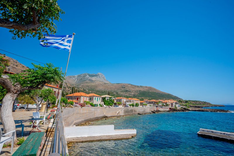 Το απάνεμο λιμανάκι της Τραχήλας που είναι ωδή στην ηρεμία