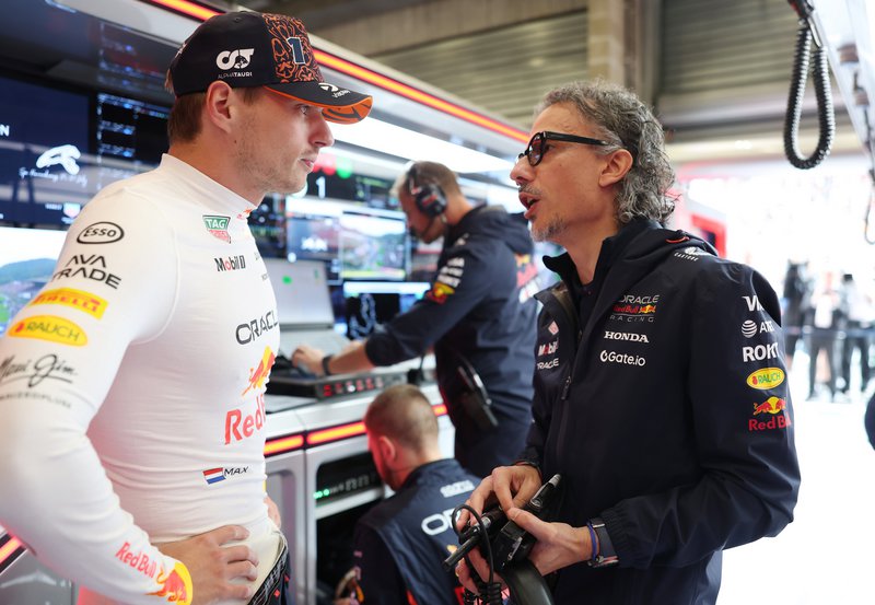 Ο Verstappen με τον νέο του επικεφαλής, Laurent Mekies. Ο Verstappen με τον νέο του επικεφαλής, Laurent Mekies.