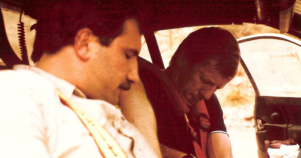 Το 1983, ο νικητής του Ακρόπολις Walter Rohrl, δένει τον Αντρέα στο κόκπιτ της Lancia 037 Rally για ένα ανεβοκατέβασμα Βωξίτες-Καρούτες πριν τον αγώνα…Το ξεκίνημα και ο «πρώτος πελάτης» Το 1983, ο νικητής του Ακρόπολις Walter Rohrl, δένει τον Αντρέα στο κόκπιτ της Lancia 037 Rally για ένα ανεβοκατέβασμα Βωξίτες-Καρούτες πριν τον αγώνα…Το ξεκίνημα και ο «πρώτος πελάτης»