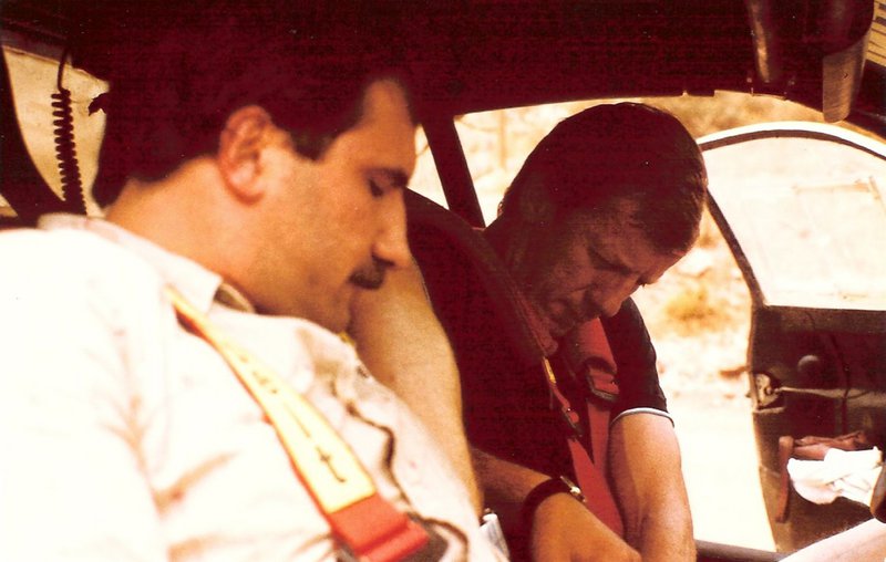 Το 1983, ο νικητής του Ακρόπολις Walter Rohrl, δένει τον Αντρέα στο κόκπιτ της Lancia 037 Rally για ένα ανεβοκατέβασμα Βωξίτες-Καρούτες πριν τον αγώνα… Το ξεκίνημα και ο «πρώτος πελάτης» Το 1983, ο νικητής του Ακρόπολις Walter Rohrl, δένει τον Αντρέα στο κόκπιτ της Lancia 037 Rally για ένα ανεβοκατέβασμα Βωξίτες-Καρούτες πριν τον αγώνα… Το ξεκίνημα και ο «πρώτος πελάτης»