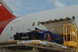 Πώς φορτώνεται ένα supercar αξίας 3,5 εκατ. ευρώ στο αεροπλάνο για να ταξιδέψει από το Λονδίνο στο Λος Άντζελες (video)