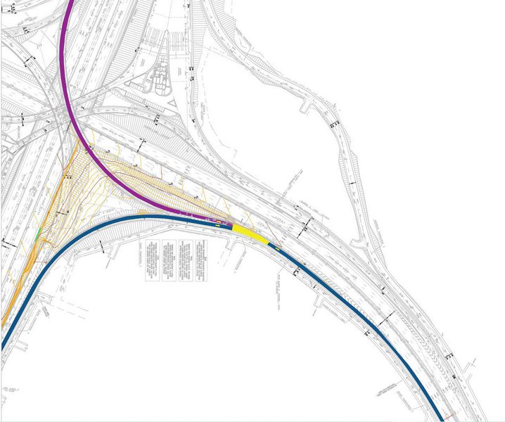 Η υπάρχουσα χάραξη στον Κόμβο Μεταμόρφωσης: Με μωβ χρώμα το ρεύμα εισόδου της Αττικής Οδού από Ελευσίνα, με μπλε το ρεύμα εισόδου από Αεροδρόμιο. Στο κίτρινο σημείο ενώνονται οι δύο κλάδοι