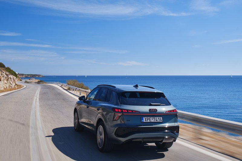 Το πίσω μέρος του νέου Audi Q3 ξεχωρίζει με τα προαιρετικά ψηφιακά OLED φώτα, τη χαρακτηριστική φωτεινή λωρίδα LED σε όλο το πλάτος και τα φωτιζόμενα δαχτυλίδια της Audi, που ενισχύουν τον premium και high-tech χαρακτήρα του. Το πίσω μέρος του νέου Audi Q3 ξεχωρίζει με τα προαιρετικά ψηφιακά OLED φώτα, τη χαρακτηριστική φωτεινή λωρίδα LED σε όλο το πλάτος και τα φωτιζόμενα δαχτυλίδια της Audi, που ενισχύουν τον premium και high-tech χαρακτήρα του.
