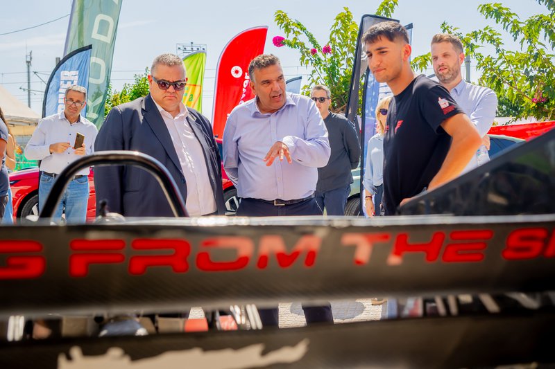 Ο υφυπουργός Εσωτερικών, κ. Βασίλειος-Πέτρος Σπανάκης με τον Γενικό Διευθυντή του Car and Driver, Γιάννη Κουλουρίδη. Ο υφυπουργός Εσωτερικών, κ. Βασίλειος-Πέτρος Σπανάκης με τον Γενικό Διευθυντή του Car and Driver, Γιάννη Κουλουρίδη.