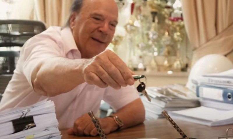 Ο Μάριος Σταφυλοπάτης παραδίδει τα κλειδιά της Lancia Stratos στον Γιώργο Χατζηρήγα. Ο Μάριος Σταφυλοπάτης παραδίδει τα κλειδιά της Lancia Stratos στον Γιώργο Χατζηρήγα.
