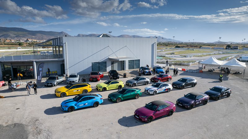 Στην πίστα των Μεγάρων, η BMW M απέδειξε ότι η πραγματική οδήγηση δεν έχει ημερομηνία λήξης. Πέντε αυτοκίνητα, πέντε διαφορετικοί χαρακτήρες, μία κοινή φιλοσοφία. Η απόλαυση πίσω από το τιμόνι. Στην πίστα των Μεγάρων, η BMW M απέδειξε ότι η πραγματική οδήγηση δεν έχει ημερομηνία λήξης. Πέντε αυτοκίνητα, πέντε διαφορετικοί χαρακτήρες, μία κοινή φιλοσοφία. Η απόλαυση πίσω από το τιμόνι.