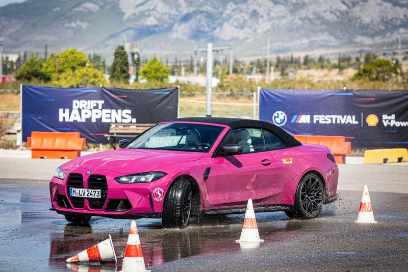 Η M4 Cabrio συνδυάζει την αίσθηση ελευθερίας με τον πληθωρικό χαρακτήρα ενός καθαρόαιμου sportscar. Η M4 Cabrio συνδυάζει την αίσθηση ελευθερίας με τον πληθωρικό χαρακτήρα ενός καθαρόαιμου sportscar.