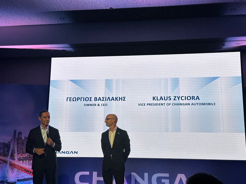 Από αριστερά, οι κ.κ. Γιώργος Βασιλάκης, επικεφαλής του Ομίλου Βασιλάκη, και Klaus Zyciora, Head of Global Design της CHANGAN Auto, κατά τη διάρκεια της εκδήλωσης παρουσίασης των νέων μοντέλων DEEPAL S05 και S07, που σηματοδοτούν την έναρξη της παρουσίας της CHANGAN στην Ελλάδα.