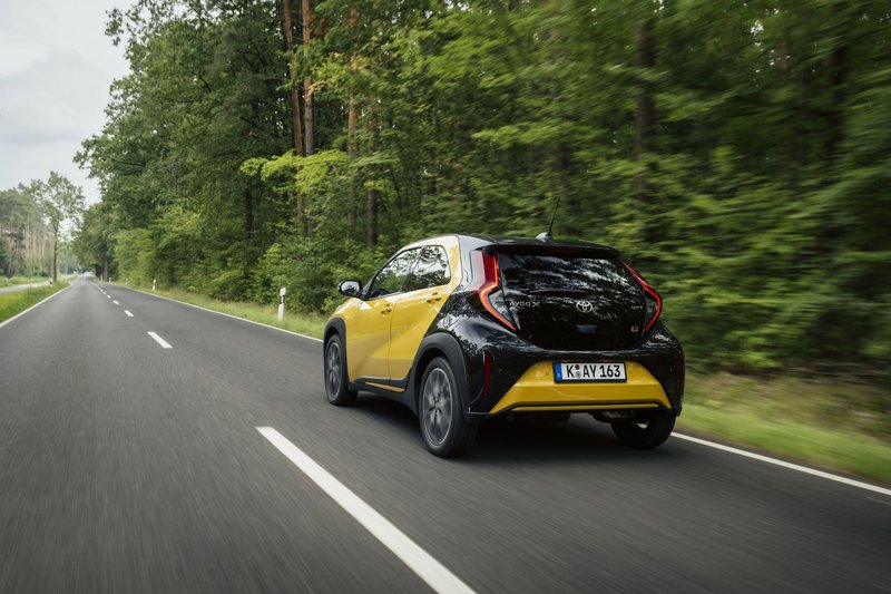 Η έκδοση GR SPORT του νέου Toyota Aygo X Hybrid Electric αποπνέει δυναμισμό με αποκλειστική διχρωμία, μάσκα «G-pattern» και ζάντες αλουμινίου GR. Διαθέτει ειδικά ρυθμισμένη ανάρτηση και τιμόνι για πιο άμεση οδήγηση, ενώ το εσωτερικό με λογότυπα GR και σπορ καθίσματα ολοκληρώνει την sportive ταυτότητα. Η έκδοση GR SPORT του νέου Toyota Aygo X Hybrid Electric αποπνέει δυναμισμό με αποκλειστική διχρωμία, μάσκα «G-pattern» και ζάντες αλουμινίου GR. Διαθέτει ειδικά ρυθμισμένη ανάρτηση και τιμόνι για πιο άμεση οδήγηση, ενώ το εσωτερικό με λογότυπα GR και σπορ καθίσματα ολοκληρώνει την sportive ταυτότητα.