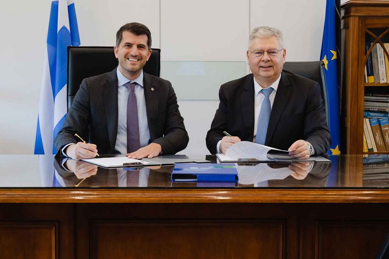 Ο Πρόεδρος του ΣΠΑΠ και Δήμαρχος Κηφισιάς κ. Βασίλης Ξυπολυτάς και ο CEO της HELLENiQ ENERGY κ. Ανδρέας Σιάμισιης, κατά την τελετή παράδοσης των 3 Πυροσβεστικών οχημάτων. Ο Πρόεδρος του ΣΠΑΠ και Δήμαρχος Κηφισιάς κ. Βασίλης Ξυπολυτάς και ο CEO της HELLENiQ ENERGY κ. Ανδρέας Σιάμισιης, κατά την τελετή παράδοσης των 3 Πυροσβεστικών οχημάτων.