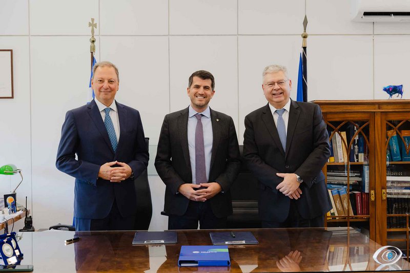 Από αριστερά, ο Πρόεδρος του ΔΣ της HELLENiQ ENERGY κ. Σπήλιος Λιβανός, ο Πρόεδρος του ΣΠΑΠ και Δήμαρχος Κηφισιάς κ. Βασίλης Ξυπολυτάς και δίπλα του ο Διευθύνων Σύμβουλος της HELLENiQ ENERGY κ. Ανδρέας Σιάμισιης. Από αριστερά, ο Πρόεδρος του ΔΣ της HELLENiQ ENERGY κ. Σπήλιος Λιβανός, ο Πρόεδρος του ΣΠΑΠ και Δήμαρχος Κηφισιάς κ. Βασίλης Ξυπολυτάς και δίπλα του ο Διευθύνων Σύμβουλος της HELLENiQ ENERGY κ. Ανδρέας Σιάμισιης.