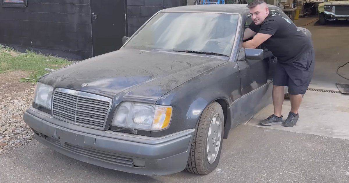 Mercedes-Benz 500 E: Το «τέλειο» sedan πλύθηκε για πρώτη φορά μετά από 20 χρόνια (video)