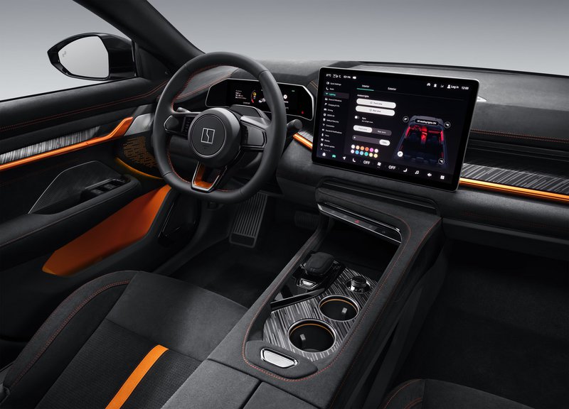 Εντυπωσιακό αν μη τι άλλο το εσωτερικό του 001 Sport Edition σε υλοποίηση και σχεδίαση. Εντυπωσιακό αν μη τι άλλο το εσωτερικό του 001 Sport Edition σε υλοποίηση και σχεδίαση.