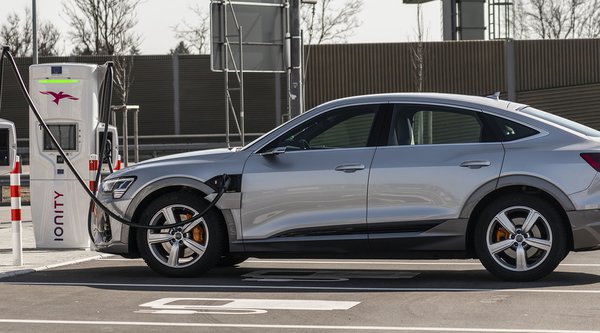 Έρευνα για τους φορτιστές: Ανέφικτος ο στόχος της Ε.Ε. για το 2030 - Τι ισχύει στην Ελλάδα Έρευνα για τους φορτιστές: Ανέφικτος ο στόχος της Ε.Ε. για το 2030 - Τι ισχύει στην Ελλάδα