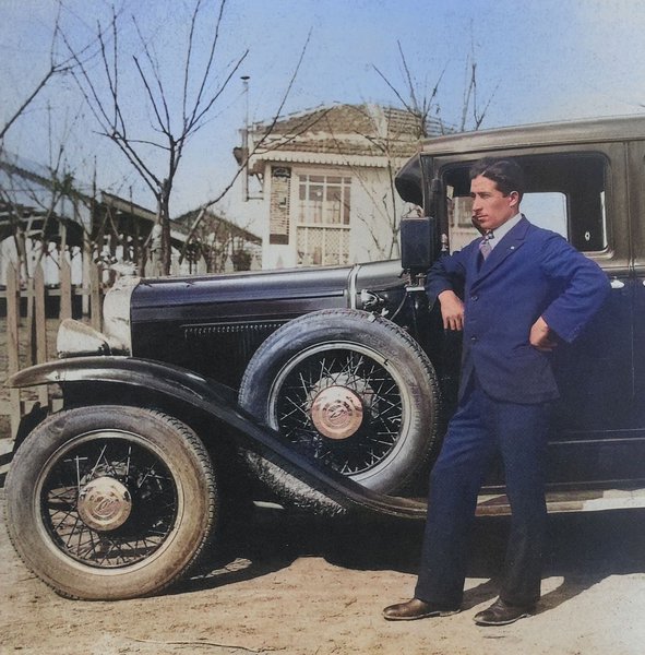 Το 1927 καταγράφονται στην Αθήνα 42 σημεία όπου στάθμευαν ταξί, πιάτσες, δηλαδή. Η πρώτη πιάτσα καταγράφεται στην οδό Δώρου, στην Ομόνοια. Η ζήτηση για ταξί ήταν αυξημένη για όσους είχαν αρκετά χρήματα ώστε να καταβάλουν το αντίτιμο, αλλά τα ταξί κάλυπταν την ανυπαρξία συνολικού σχεδιασμού σε μία πόλη η οποία ύστερα και από την έλευση των προσφύγων είχε γιγαντωθεί, με την ίδρυση των προσφυγικών συνοικισμών. Το 1927 καταγράφονται στην Αθήνα 42 σημεία όπου στάθμευαν ταξί, πιάτσες, δηλαδή. Η πρώτη πιάτσα καταγράφεται στην οδό Δώρου, στην Ομόνοια. Η ζήτηση για ταξί ήταν αυξημένη για όσους είχαν αρκετά χρήματα ώστε να καταβάλουν το αντίτιμο, αλλά τα ταξί κάλυπταν την ανυπαρξία συνολικού σχεδιασμού σε μία πόλη η οποία ύστερα και από την έλευση των προσφύγων είχε γιγαντωθεί, με την ίδρυση των προσφυγικών συνοικισμών.