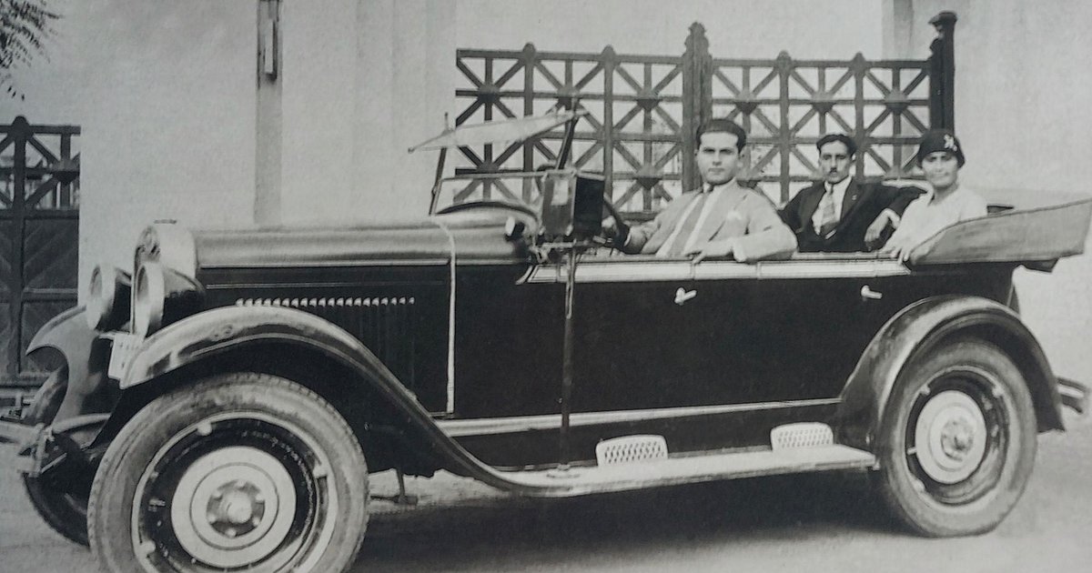 Ένα από τα πρώτα ταξί στο Τροκαντερό, στη Θεσσαλονίκη το 1930. Στη φωτό φαίνεται καθαρά το ταξίμετρο. Ταξίμετρα άρχισαν να τοποθετούνται από τα μέσα της δεκαετίας του 1920. Το 1926 στην Αθήνα, τα «αγοραία αυτοκίνητα μετά ταξιμέτρου»  συναριθμούνταν σε 1.250, ενώ υπήρχαν και 1.005 «πολυτελείας άνευ ταξιμέτρου».