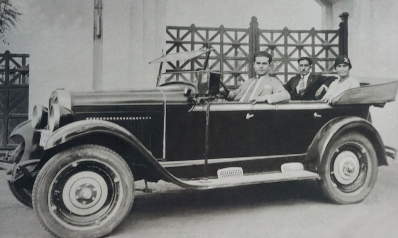 Ένα από τα πρώτα ταξί στο Τροκαντερό, στη Θεσσαλονίκη το 1930. Στη φωτό φαίνεται καθαρά το ταξίμετρο. Ταξίμετρα άρχισαν να τοποθετούνται από τα μέσα της δεκαετίας του 1920. Το 1926 στην Αθήνα, τα «αγοραία αυτοκίνητα μετά ταξιμέτρου» συναριθμούνταν σε 1.250, ενώ υπήρχαν και 1.005 «πολυτελείας άνευ ταξιμέτρου». Ένα από τα πρώτα ταξί στο Τροκαντερό, στη Θεσσαλονίκη το 1930. Στη φωτό φαίνεται καθαρά το ταξίμετρο. Ταξίμετρα άρχισαν να τοποθετούνται από τα μέσα της δεκαετίας του 1920. Το 1926 στην Αθήνα, τα «αγοραία αυτοκίνητα μετά ταξιμέτρου» συναριθμούνταν σε 1.250, ενώ υπήρχαν και 1.005 «πολυτελείας άνευ ταξιμέτρου».