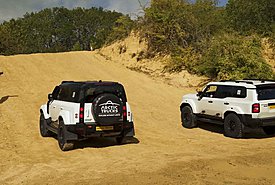 Toyota Land Cruiser VS Defender 110: Ποιο κέρδισε στη σκληρή off-road δοκιμασία (video)