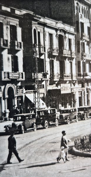 Ταξί στη συμβολή των οδών Αγίας Σοφίας και Μητροπόλεως στη Θεσσαλονίκη. Δεκαετία 1930.