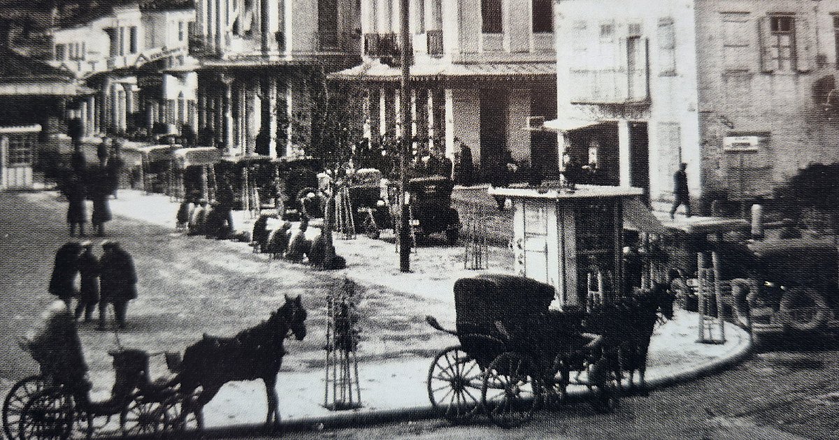 Πλατεία Άργους. «Πιάτσα αγοραίων». Ιππήλατες άμαξες και οκτώ ταξί περιμένουν τους πελάτες. Αρχές της Δεκαετίας του 1930. Πλατεία Άργους. «Πιάτσα αγοραίων». Ιππήλατες άμαξες και οκτώ ταξί περιμένουν τους πελάτες. Αρχές της Δεκαετίας του 1930.