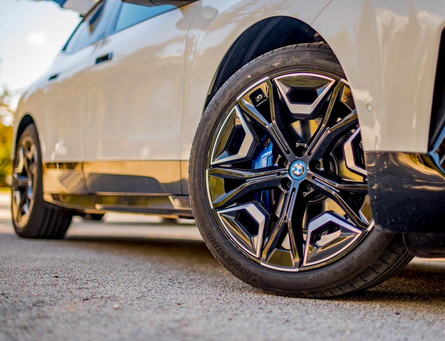 BMW: Ανεξάρτητοι σχεδιαστές «σερβίρουν» τις πρώτες εικόνες της νέας iX4 (photos)