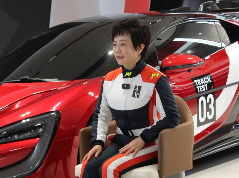 Η κ. Stella Li μιλά σε μέλη του Τύπου. Δίπλα της, το supercar της BYD, το YangWang U9.