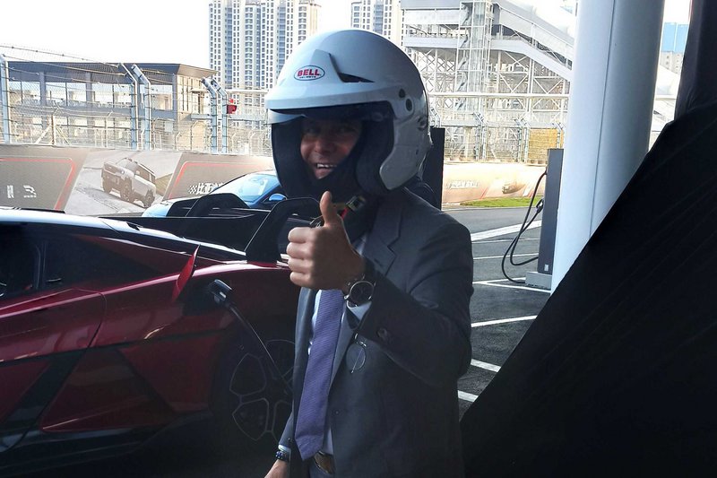 O αρχισχεδιαστής της BYD, Wolfgang Egger έτοιμος να μπει στο δημιούργημά του YangWang U9.