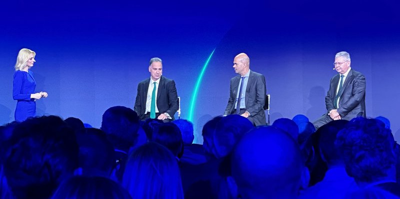 Τα στελέχη της Enerwave κατά την επίσημη παρουσίαση της νέας εταιρικής ταυτότητας. Από αριστερά οι κ.κ. Γιώργος Αλεξόπουλος, Γιώργος Μίχος και Ανδρέας Σιάμισιης.