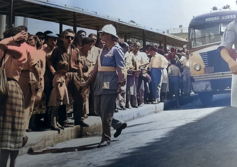 Η φωτό είναι ενδεικτική για την ανεπάρκεια των Δημόσιων Μέσων Μεταφοράς να ικανοποιήσουν τις ανάγκες του επιβατικού κοινού, σε μια Αθήνα που διαρκώς γιγαντωνόταν από τη δεκαετία του 1950 και ύστερα. Τα ταξί ήταν, βέβαια, μια κάποια λύση τουλάχιστον για όσους είχαν τη δυνατότητα να καταβάλουν το κόμιστρο. (Πηγή:Η Ελλάδα του μόχθου. 1900-1960. Συλλογή Νίκου Πολίτη, Ριζάρειον ίδρυμα – Ίδρυμα Σταύρου Σ. Νιάρχου, Αθήνα 2005.)