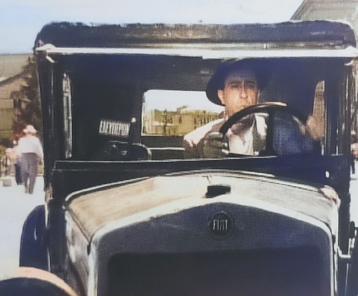 Σκηνή από την ταινία  Το σωφεράκι (1953), σε σενάριο Γιώργου Τζαβέλα. Ο Μίμης Φωτόπουλος σε ρόλο οδηγού ταξί. (Πηγή: Ρούπα, Ευφροσύνη – Χεκίμογλου, Ευάγγελος,    Η ιστορία του αυτοκινήτου στην Ελλάδα. Εμπόριο και παραγωγή στη μέγγενη του κράτους, 1894-1986, economia, εκδ. Κέρκυρα,   Αθήνα 2009.)