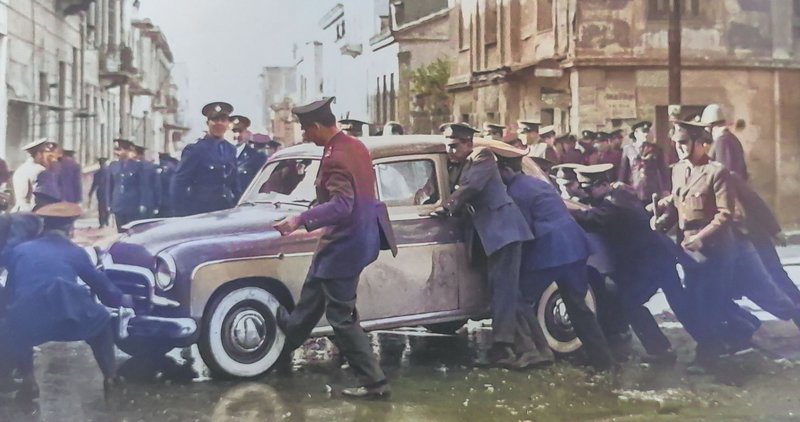 Κατά τη δεκαετία του 1960 οι κοινωνικοί αγώνες εντάθηκαν. Σε αυτό το πλαίσιο εντάσσεται και η πρώτη μεγάλη απεργία των ταξί το 1964, που επιστέφθηκε από μεγάλη πορεία προς το Καστρί. Συχνά οι απεργοί χρησιμοποιούσαν τα αυτοκίνητά τους ως οδοφράγματα, ενώ τα «πειρατικά» πρωταγωνίστησαν σε αυτόν τον ρόλο, όπως αυτό στη φωτό, το οποίο προσπαθούν να απομακρύνουν αστυνομικοί. (Πηγή:Μιχάλης Ν. Κατσίγερας, Ελλάδα, 20ός αιώνας, οι φωτογραφίες, πρόλογος: Αντώνης Καρκαγιάννης, εκδ. Ποταμός, Αθήνα 2009.)