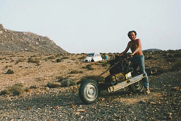 Ο Γάλλος που εγκλωβίστηκε στην έρημο με ένα 2CV και το «μεταμόρφωσε» σε μοτοσικλέτα για να σωθεί (video)