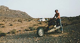 Ο Γάλλος που εγκλωβίστηκε στην έρημο με ένα 2CV και το «μεταμόρφωσε» σε μοτοσικλέτα για να σωθεί (video)
