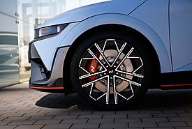 Αν θέλεις να αλλάξεις μόνος σου τακάκια στο IONIQ 5 N, πρέπει πρώτα να πάρεις άδεια από τη Hyundai