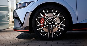 Αν θέλεις να αλλάξεις μόνος σου τακάκια στο IONIQ 5 N, πρέπει πρώτα να πάρεις άδεια από τη Hyundai