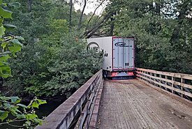 Νταλίκα 24 μέτρων «κόλλησε» σε γέφυρα, έφτασε σε αδιέξοδο και απεγκλωβίστηκε μετά από 35 μέρες! (video)